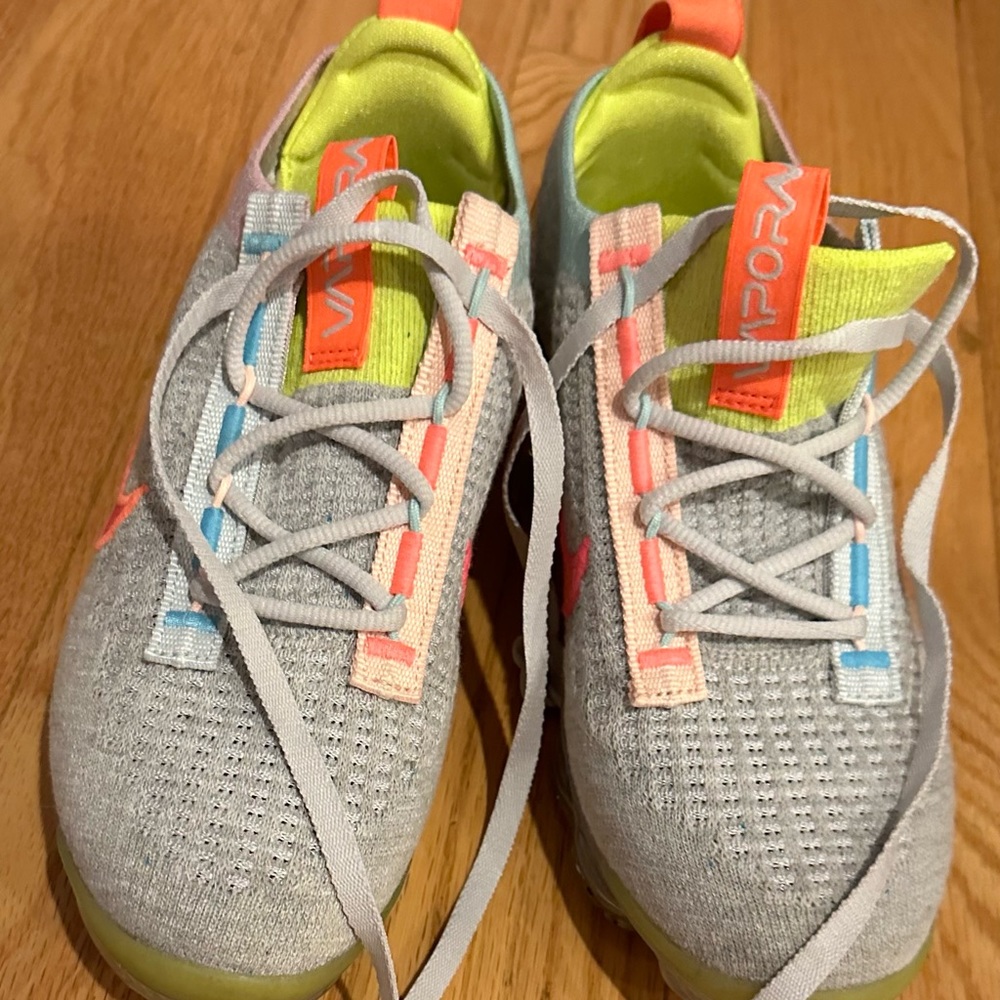 Wmns Air VaporMax Flyknit Neon Sneaker